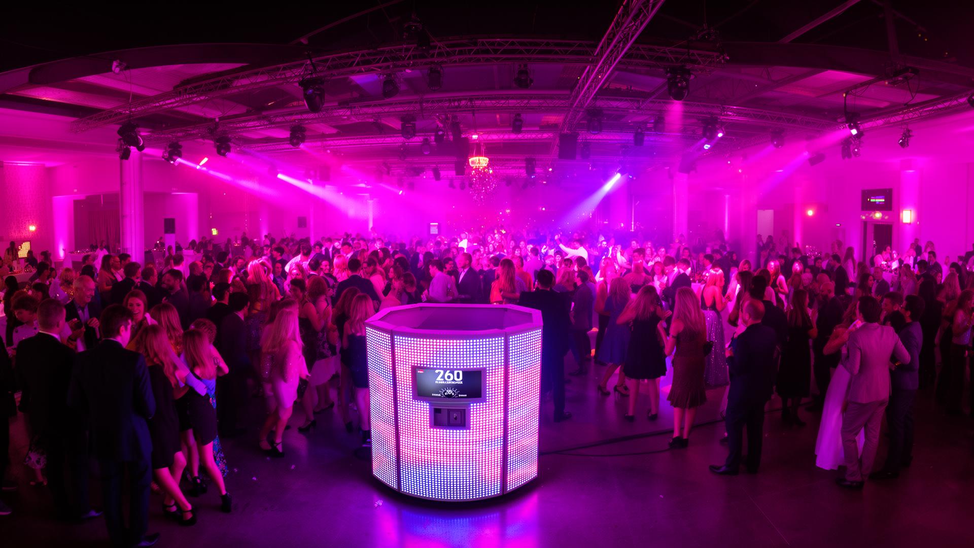 Sfeervolle feestlocatie met 360 videobooth en magenta verlichting